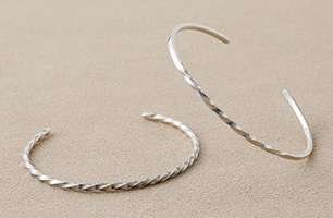 スクリューバングル