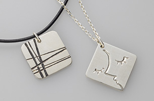 彫りのペンダント