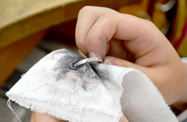 ジュエリーデザイン科「キラキラ切り子リング」制作風景