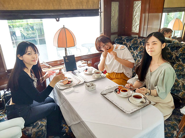 研修旅行　ジュエリーデザイン科　オリエント急行の車両内の様子