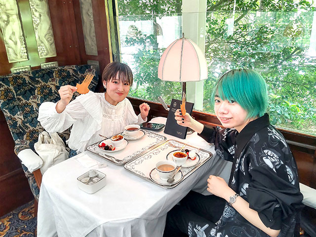 研修旅行　ジュエリーデザイン科　オリエント急行の車両内の様子