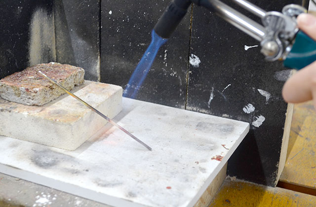 ジュエリーデザイン科「スクリューバングル」の制作風景と完成したリング