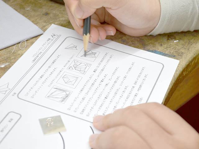 ジュエリーデザイン科「彫りのペンダント」