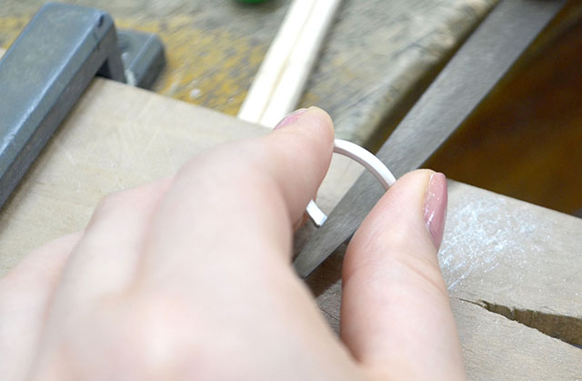 ジュエリーデザイン科「ゆれる★天然石リング」の制作風景と完成したリング