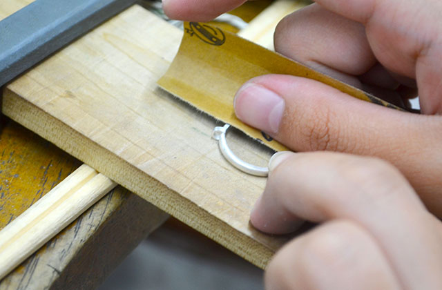 ジュエリーデザイン科「ゆれる★天然石リング」の制作風景と完成したリング