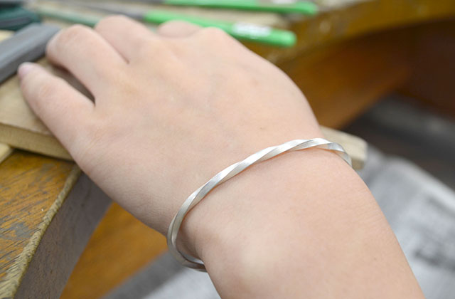 ジュエリーデザイン科「スクリューバングル」の制作風景と完成したリング