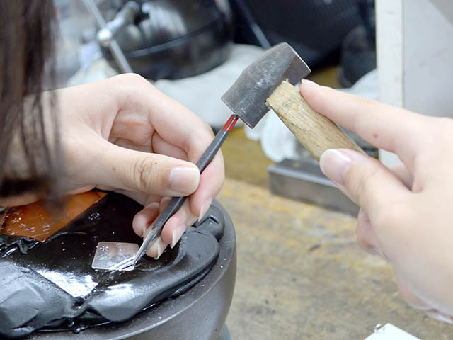 ジュエリーデザイン科「彫りのペンダント」