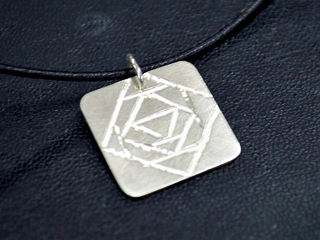 ジュエリーデザイン科「彫りのペンダント」