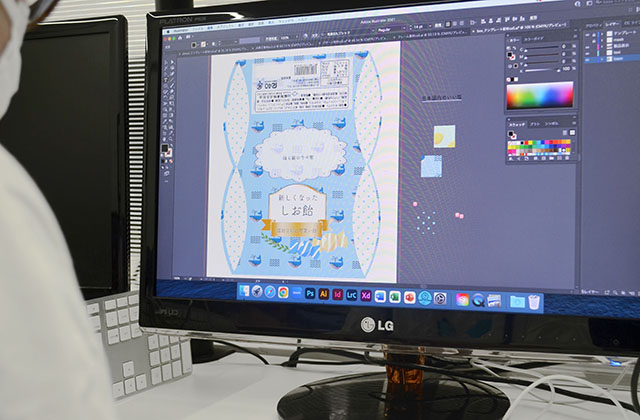 ビジュアルデザイン科「お菓子のパッケージデザイン」の制作風景