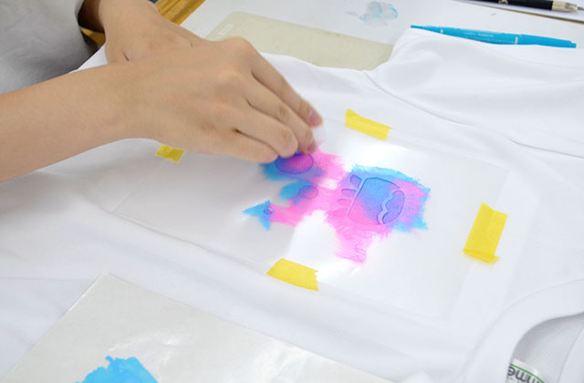 ビジュアルデザイン科「オリジナルTシャツ」の制作風景と完成したTシャツ