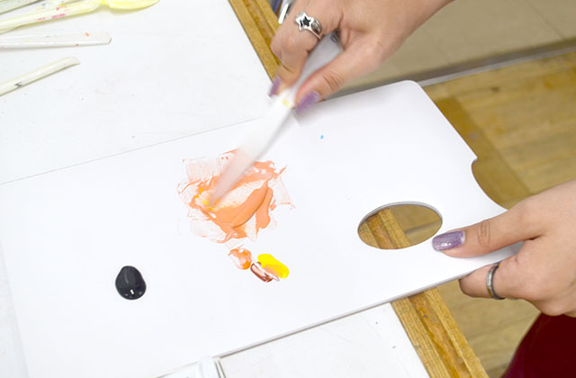 ビジュアルデザイン科「オリジナルTシャツ」の制作風景と完成したTシャツ