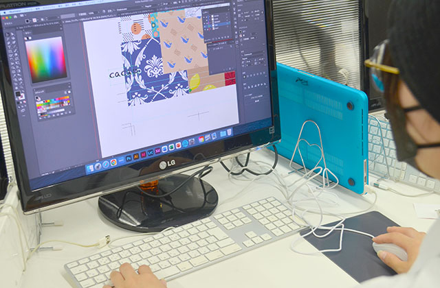 ビジュアルデザイン科「お菓子のパッケージデザイン」の制作風景