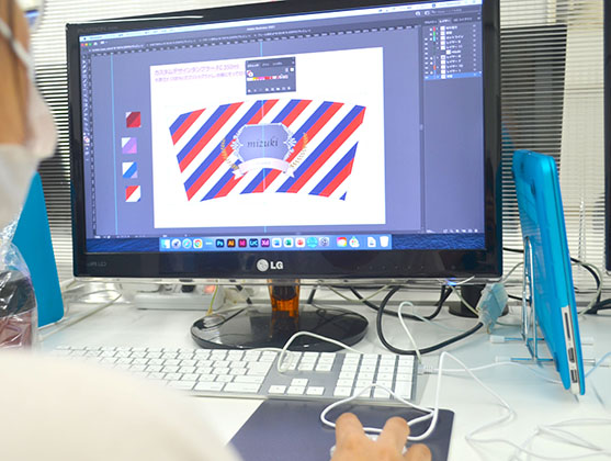 ビジュアルデザイン科「タンブラーデザイン」の制作風景と完成したタンブラー