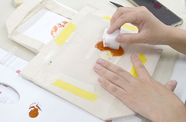 ビジュアルデザイン科「イラストのトートバッグ」の制作風景