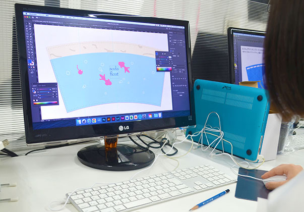 ビジュアルデザイン科「タンブラーデザイン」の制作風景と完成したタンブラー