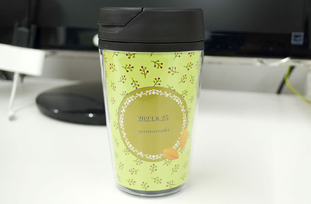 ビジュアルデザイン科「タンブラーデザイン」の制作風景と完成したタンブラー