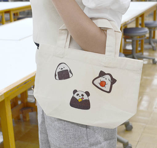 ビジュアルデザイン科「イラストのトートバッグ」