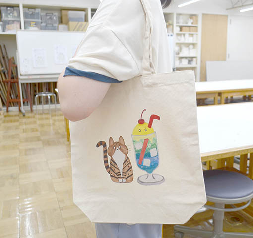 ビジュアルデザイン科「イラストのトートバッグ」