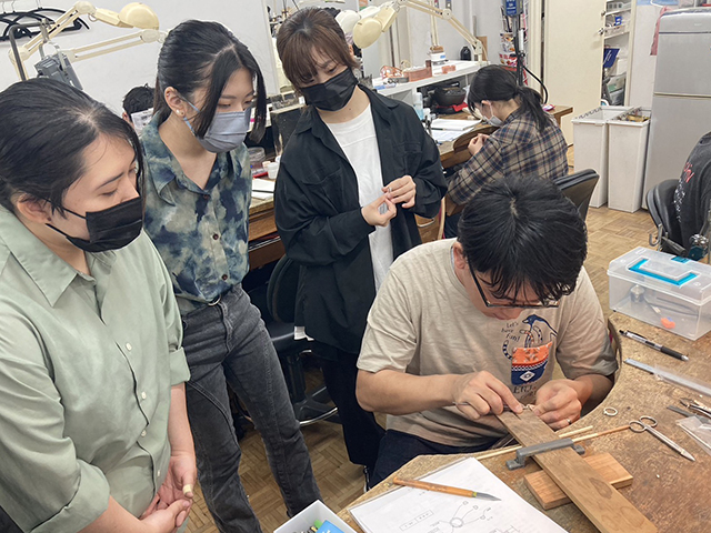 講義の様子：一級技能士の板野竜也氏(ジュエリーデザイン科19期生）をお呼びして、2年生を対象に特別講義を行いました