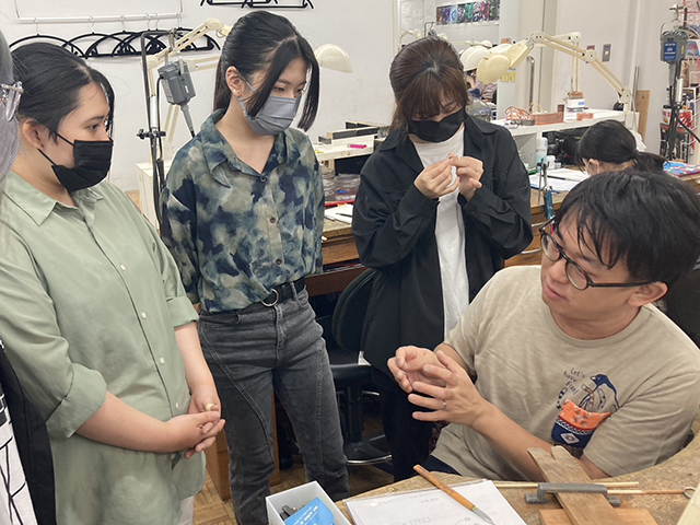 講義の様子：一級技能士の板野竜也氏(ジュエリーデザイン科19期生）をお呼びして、2年生を対象に特別講義を行いました