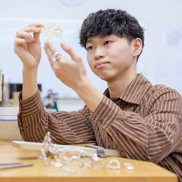 ジュエリーデザイン科2年生
山本明さん
神奈川武相高等学校出身