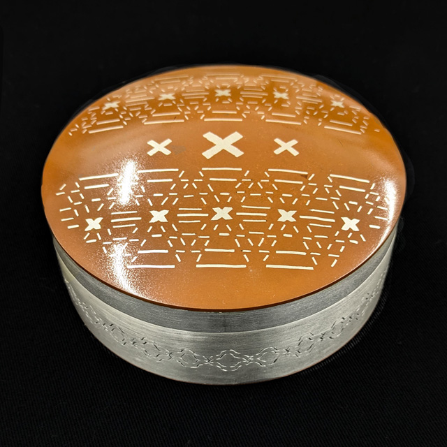 高橋 結乙　「銅象嵌小物入『刺繍』」