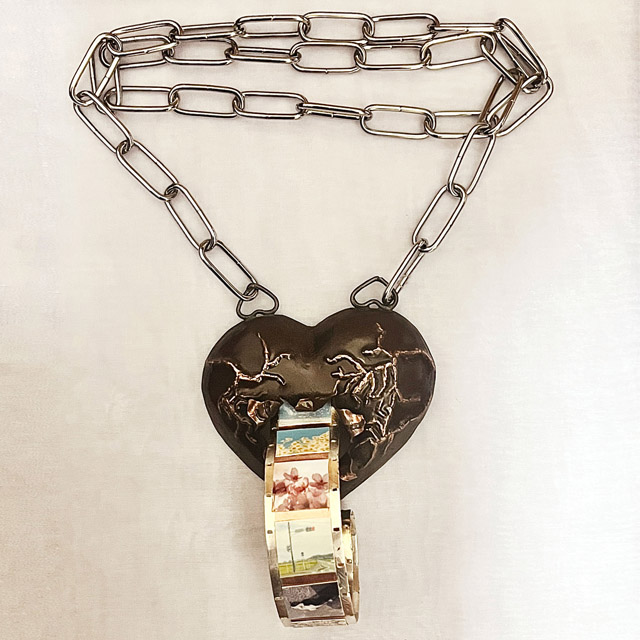 室伏 くるみ　「銅銀打ち出し胸飾り『心のフィルム』」