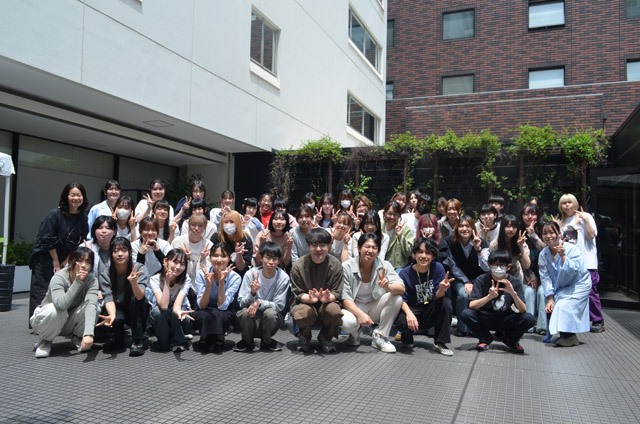 イラストレーター本田しずまる先生による特別講義 参加学生と集合写真