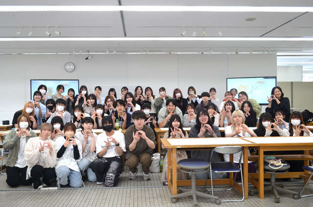 イラストレーター本田しずまる先生による特別講義の参加者と集合写真