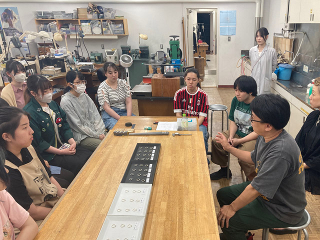 特別講義「貴金属装身具製作技能士検定三級　実技試験の対策」を開催しました